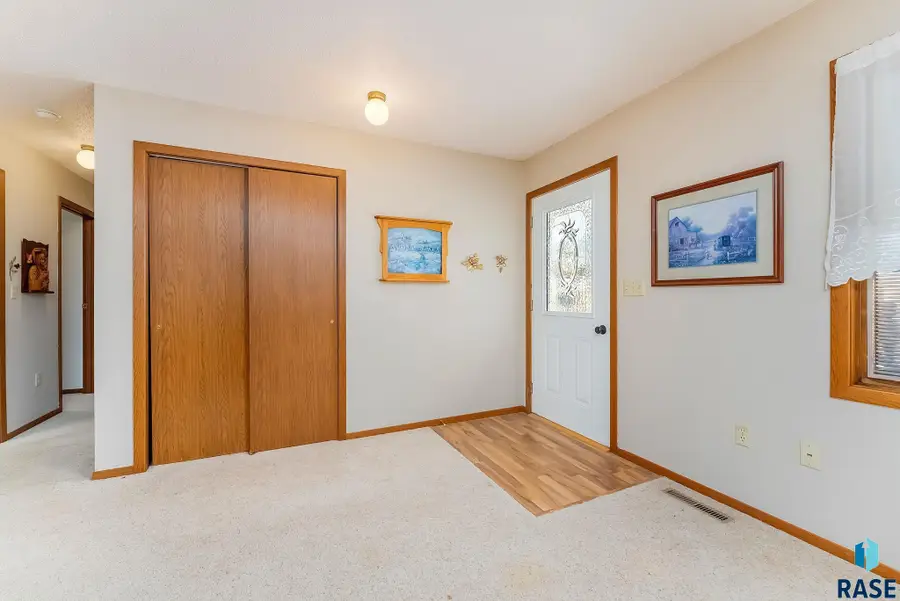 1104 Wyland Dr, Dell Rapids, SD 57022 - Image #2