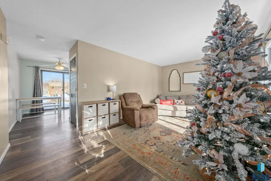 1905 S Fox Trl, Sioux Falls, SD 57103 - Image #2