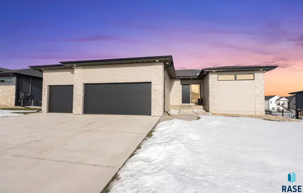 7400 E Shadow Pine Cir, Sioux Falls, SD 57110