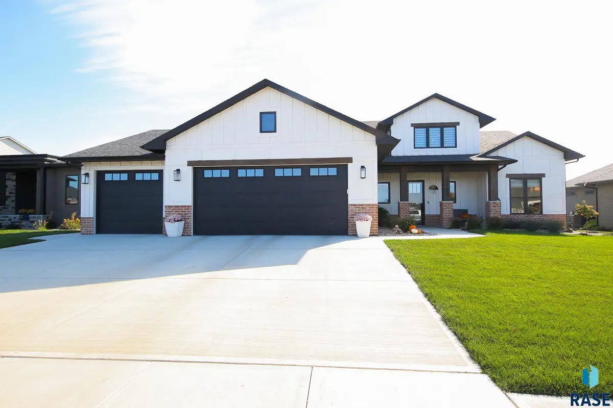 5509 E Canter Ridge Cir, Sioux Falls, SD 57110 - Image #1