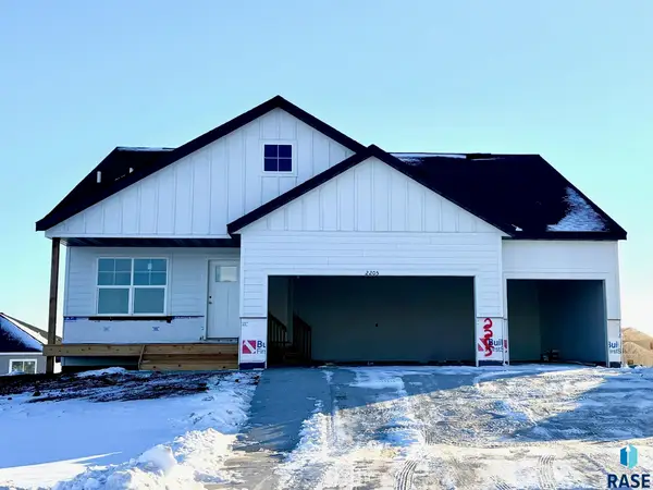 2205 E Bergen Cir, Brandon, SD 57005