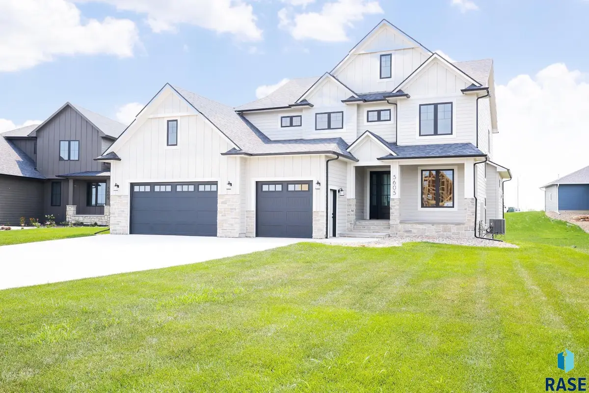 5605 E Canter Ridge Cir, Sioux Falls, SD 57110 - Image #1