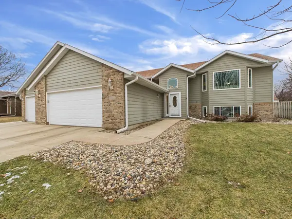 5216 S Briarwood Ave, Sioux Falls, SD 57108