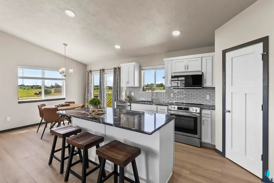 911 Birch St, Harrisburg, SD 57032 - #3