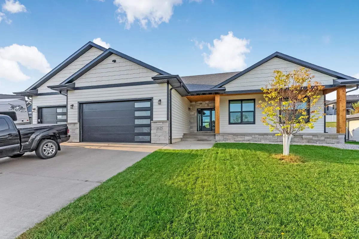 1625 W Burton Dr, Brandon, SD 57005 - Image #1