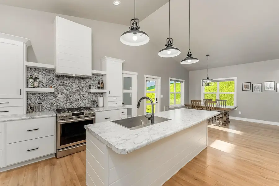 1625 W Burton Dr, Brandon, SD 57005 - Image #2