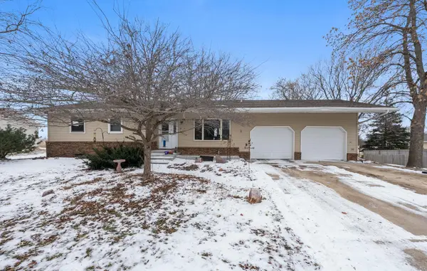 1004 S Wind St, Flandreau, SD 57028