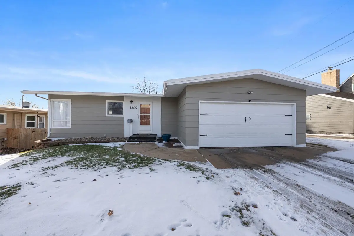 1209 E 33rd St, Sioux Falls, SD 57105 - Image #1