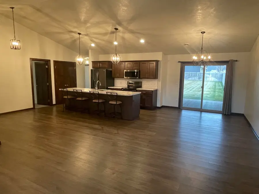 1010 S Tayberry Ave, Sioux Falls, SD 57106 - Image #2