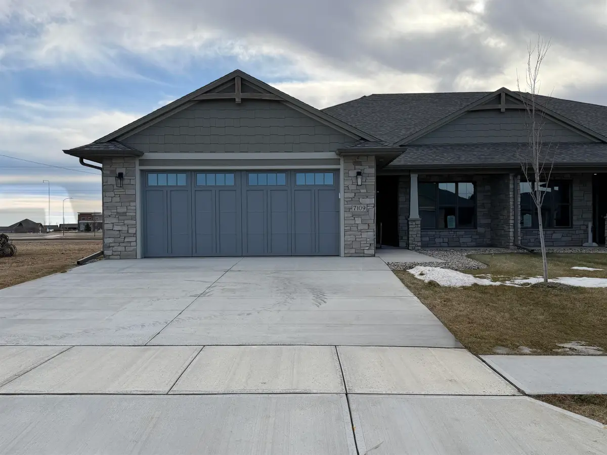 7109 E Copper Stone Cir, Sioux Falls, SD 57110 - Image #1