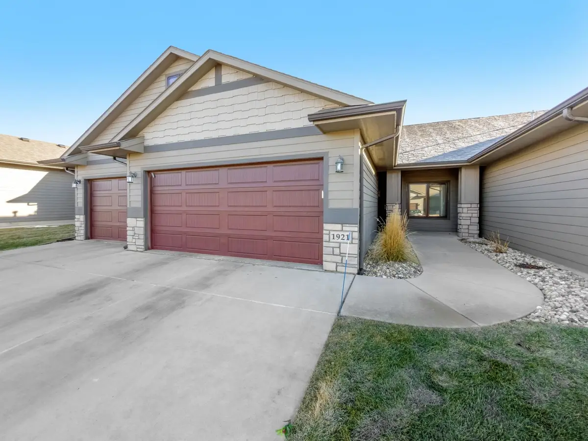 1921 S Sonoma Pl, Sioux Falls, SD 57106 - Image #1