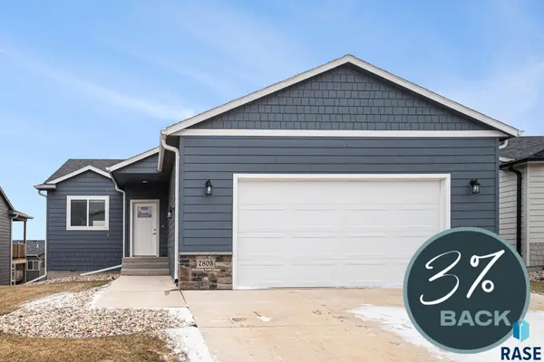 7805 E 44th St, Sioux Falls, SD 57110