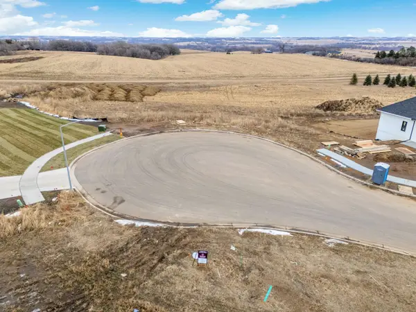 1004 N Foxtail Cir, Sioux Falls, SD 57110