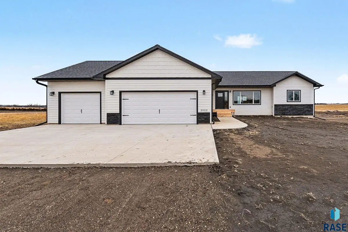 2022 Harvest Creek Ln, Madison, SD 57042 - #1