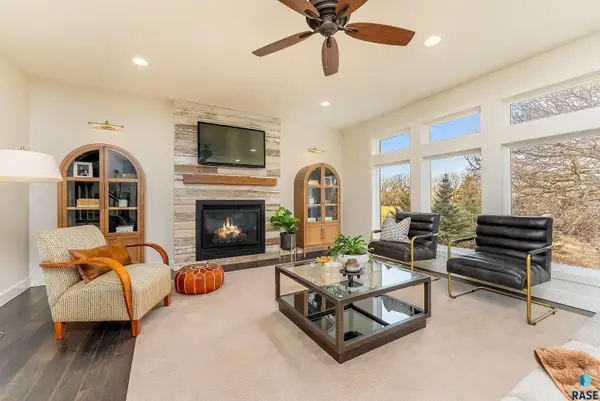 9004 E Black Walnut Cir, Sioux Falls, SD 57110