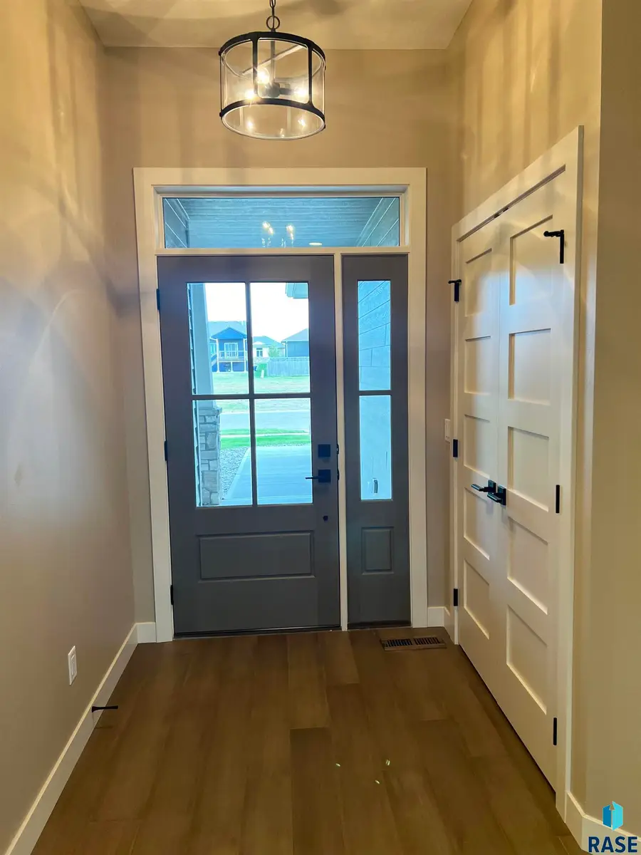 7103 E Copper Stone Cir, Sioux Falls, SD 57110 - Image #2