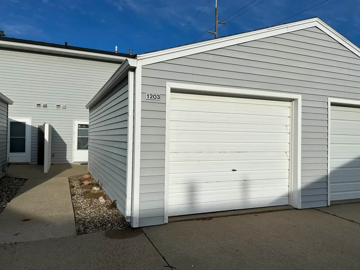 1203 S Newport Pl, Sioux Falls, SD 57106 - Image #1