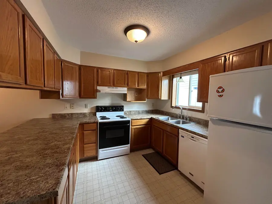 1203 S Newport Pl, Sioux Falls, SD 57106 - Image #2
