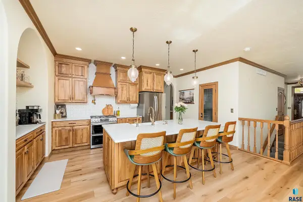 821 N Sylvan Dr, Sioux Falls, SD 57110