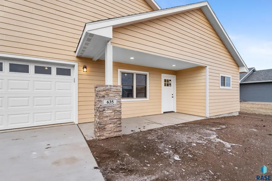 635 Apple Creek Rd, Parker, SD 57053 - Image #2
