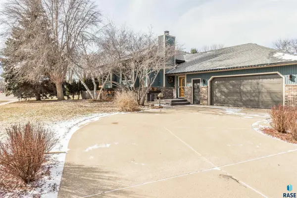 2713 S Harvey Dunn Dr, Sioux Falls, SD 57103