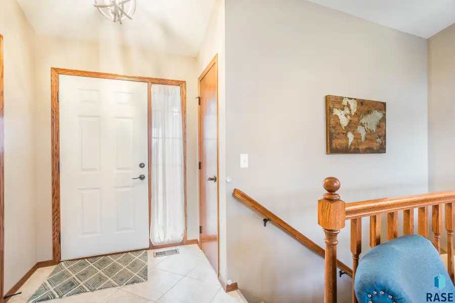 5813 W Hemlock Dr, Sioux Falls, SD 57107 - Image #2