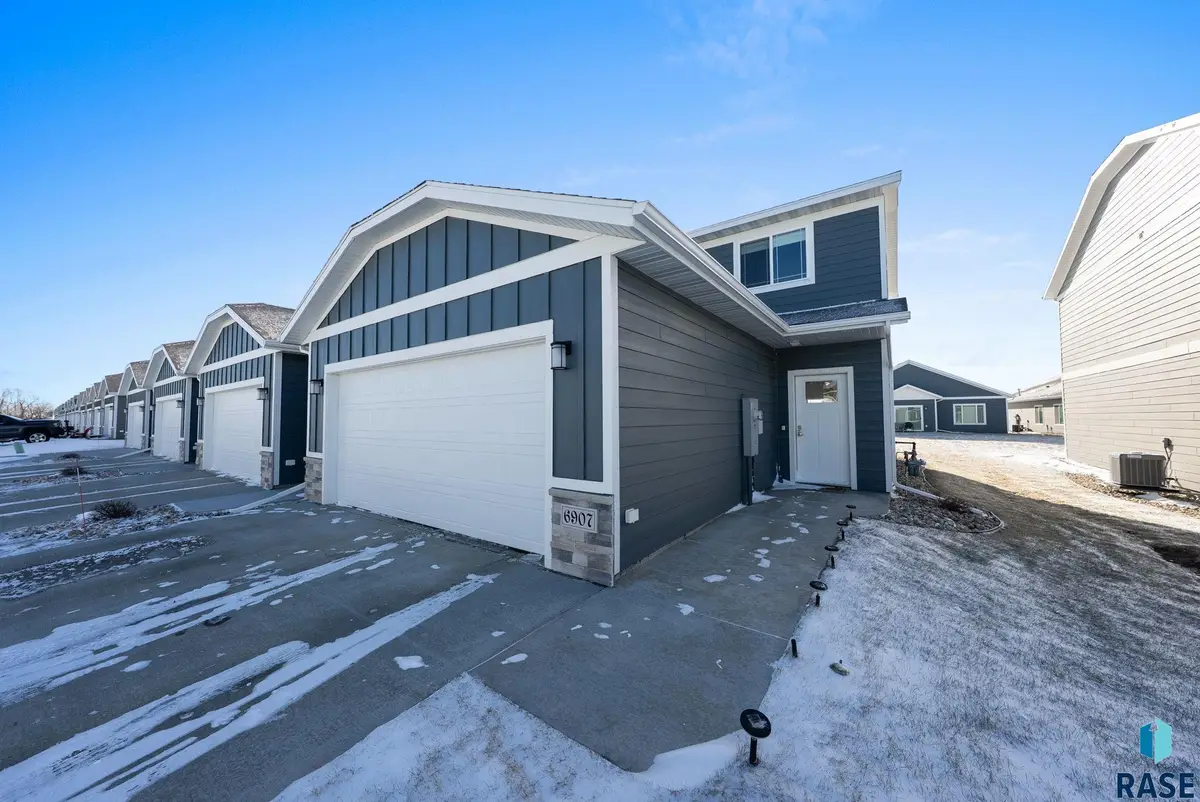 6907 W Gresford Pl, Sioux Falls, SD 57106 - Image #1