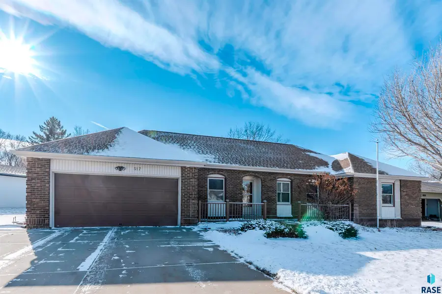 517 E Lotta St, Sioux Falls, SD 57105 - #2