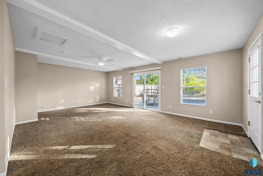 708 S Blauvelt Ave, Sioux Falls, SD 57103 - #2