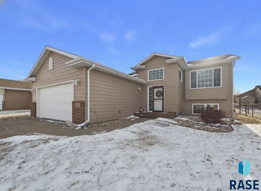 5601 W Oakcrest Dr, Sioux Falls, SD 57107 - #2