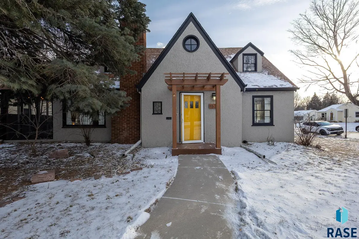 1621 W 22nd St, Sioux Falls, SD 57105 - #1