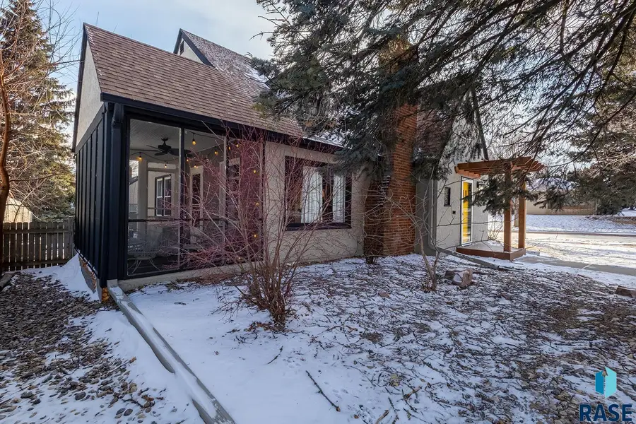 1621 W 22nd St, Sioux Falls, SD 57105 - #3