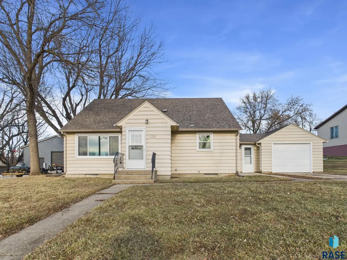 1016 3rd St, Garretson, SD 57030 - #1