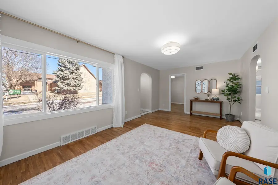 1913 W 13th St, Sioux Falls, SD 57104 - Image #2