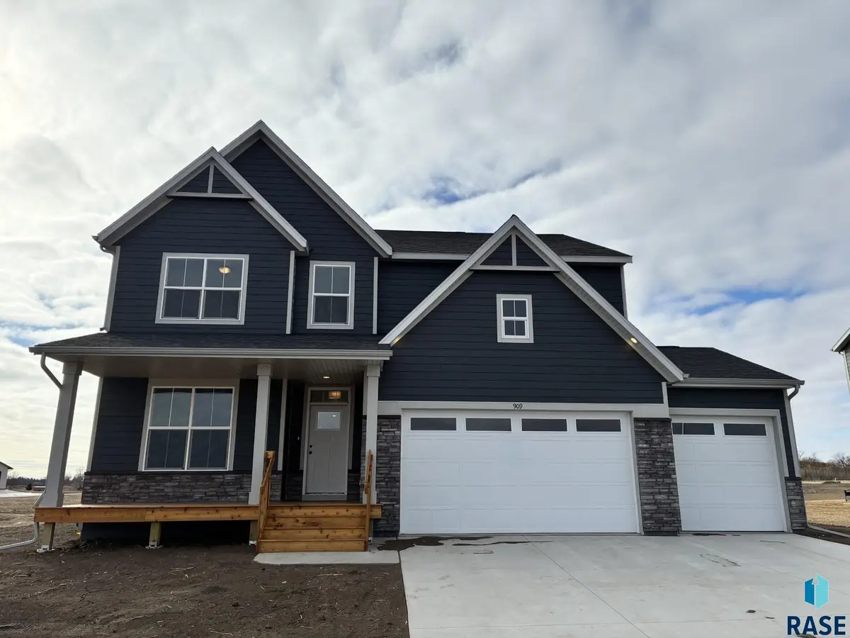 909 S Country Club Ave, Brandon, SD 57005 - #1