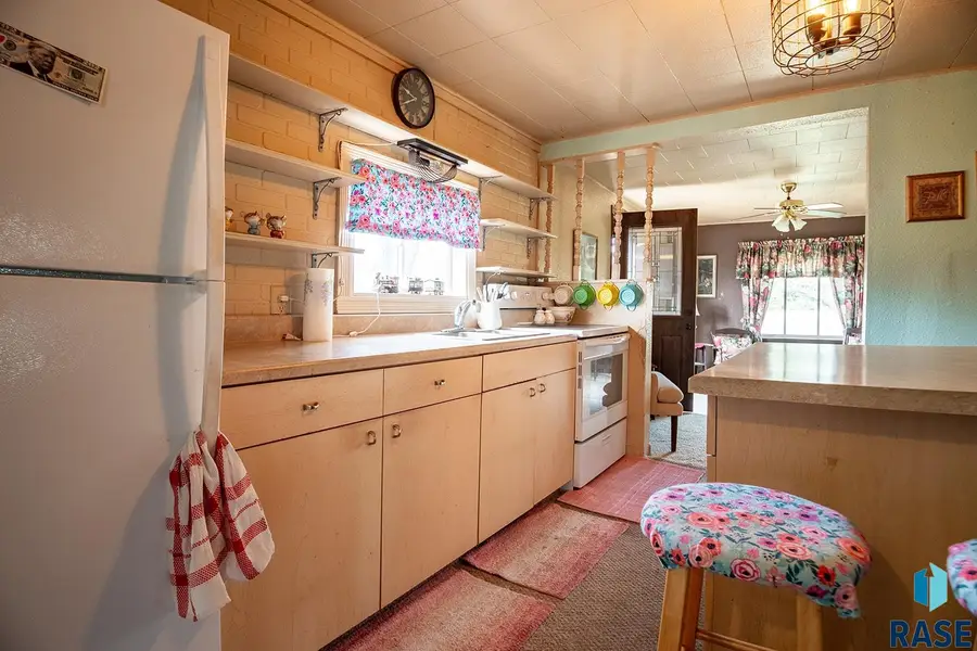 402 E 1st St, Marion, SD 57043 - #3