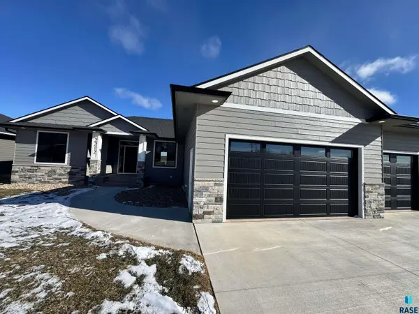 2212 S Saddle Ridge Dr, Sioux Falls, SD 57110