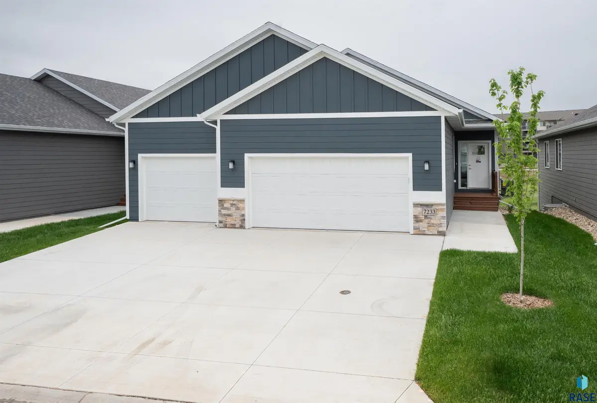 7233 E Waters Edge Pl, Sioux Falls, SD 57110 - #1