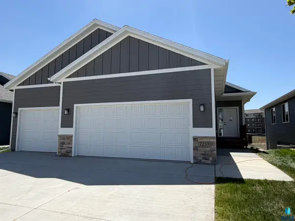 7237 E Waters Edge Pl, Sioux Falls, SD 57110