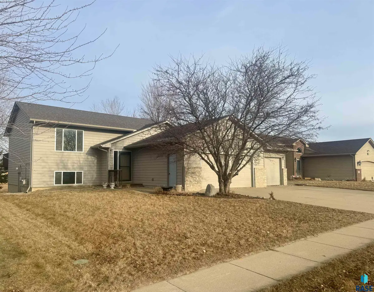 2505 N Vincent Ave, Sioux Falls, SD 57107 - #1