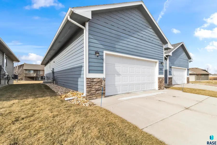 2525 Dorian Dr, Yankton, SD 57078 - #2