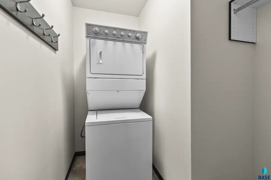 2525 Dorian Dr, Yankton, SD 57078 - #3