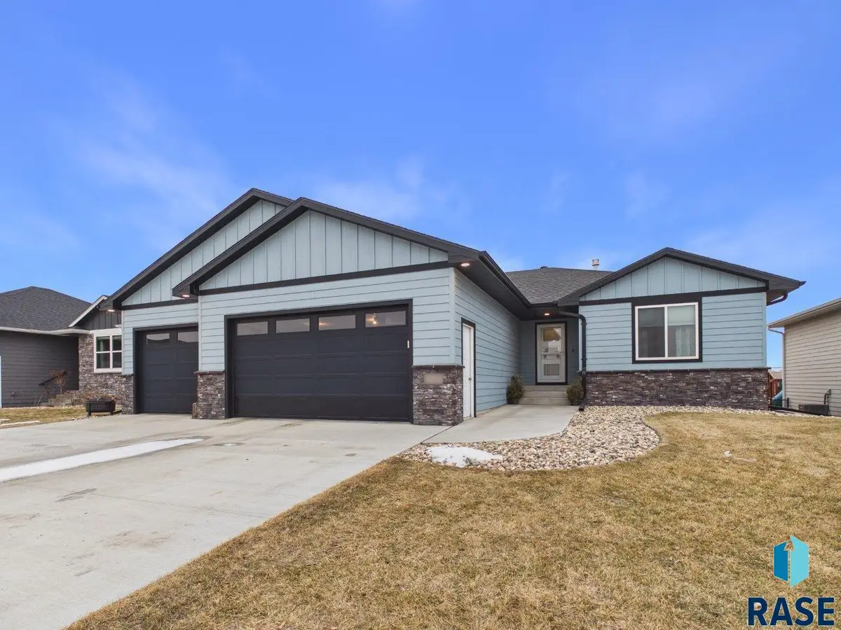 1008 S Tracy Dr, Brandon, SD 57005 - #1