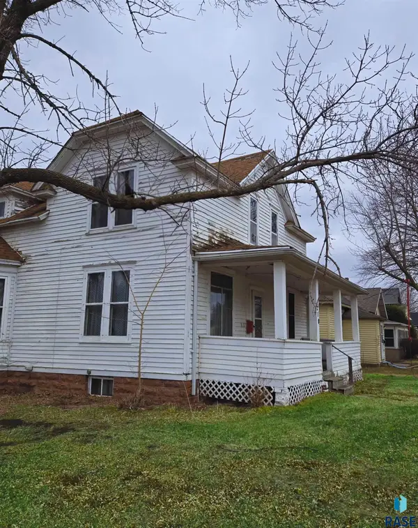 210 W 2nd Ave, Flandreau, SD 57028