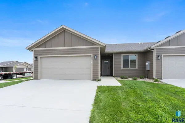 521 Brookside Pl, Harrisburg, SD 57032