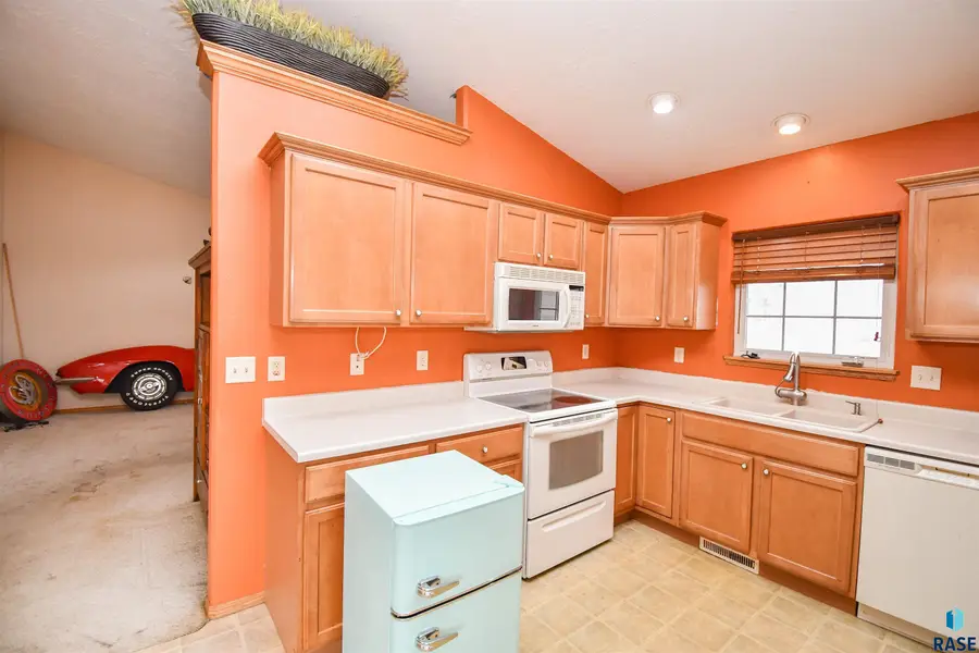 911 S Colleen Ln, Sioux Falls, SD 57106 - Image #3