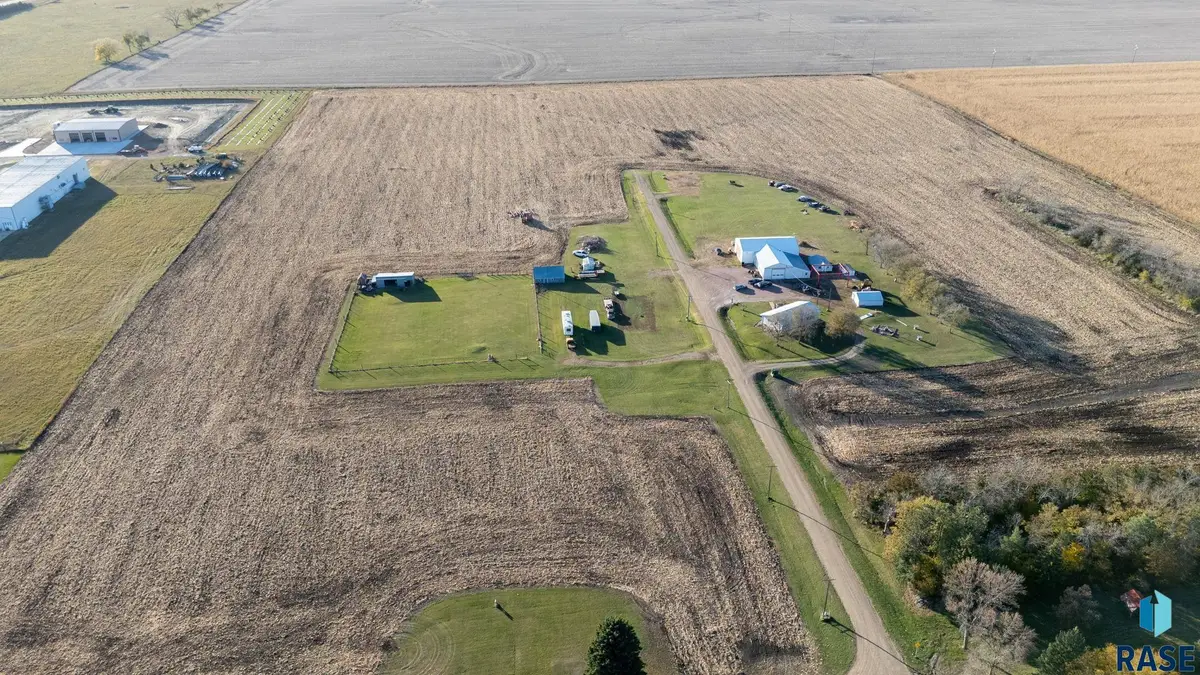 43372 W Washington Ave, Howard, SD 57349 - #1