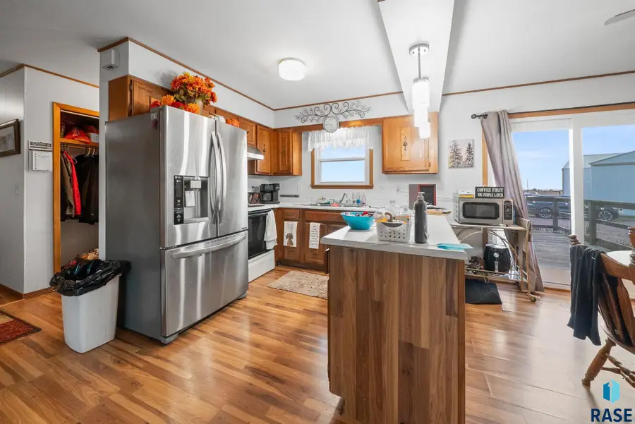 43372 W Washington Ave, Howard, SD 57349 - #3