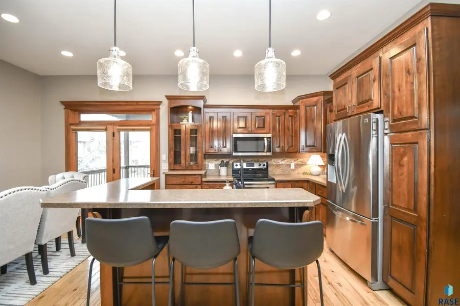 2204 S Silverthorne Ave, Sioux Falls, SD 57110 - Image #2