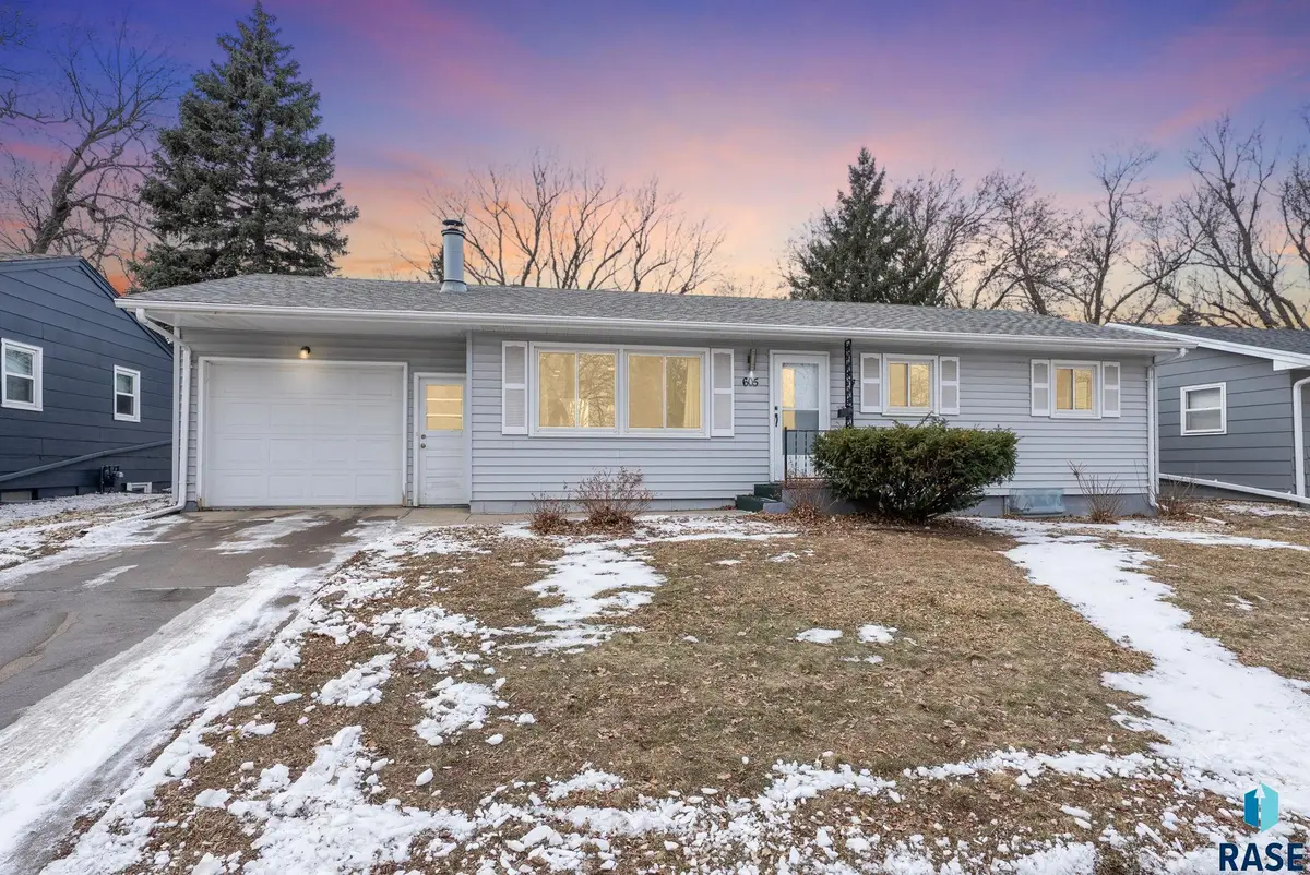 605 S Edward Dr, Sioux Falls, SD 57103 - Image #1